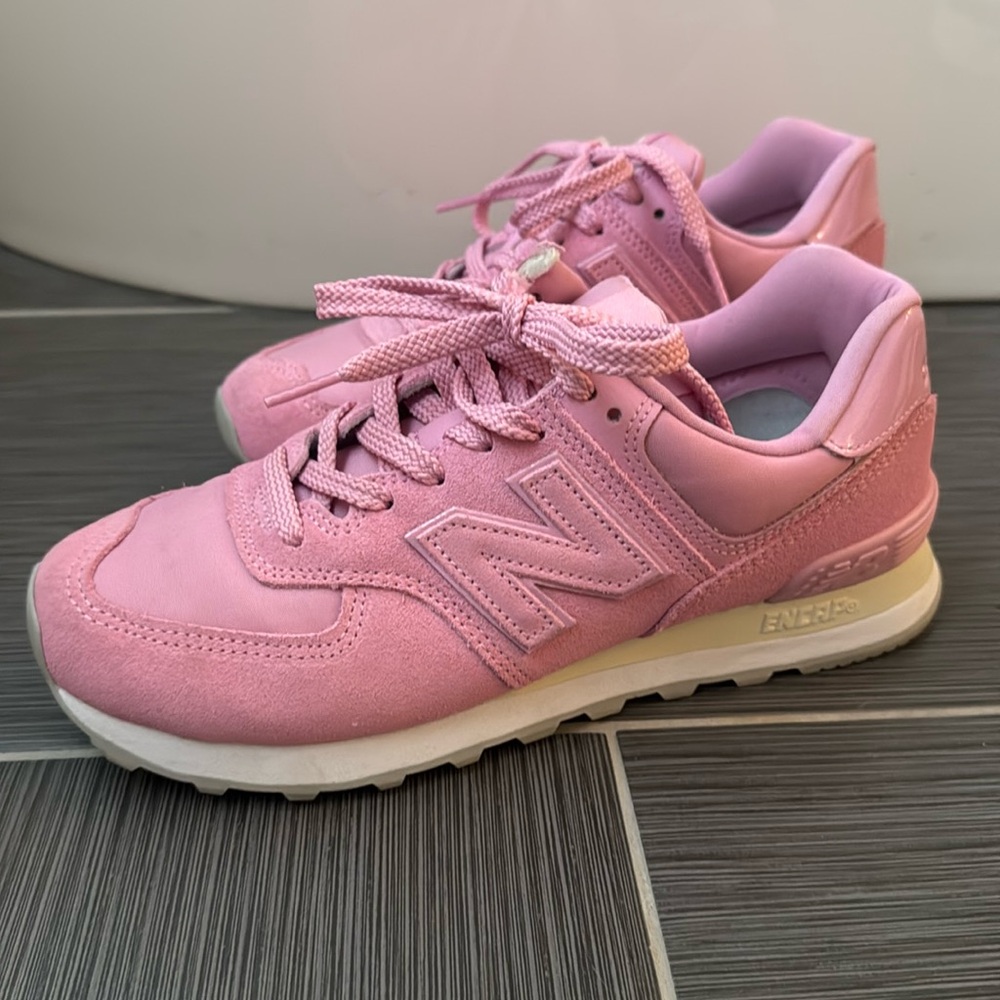 New Balance sneakers size 9 women 🎀